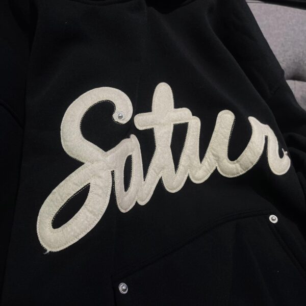 áo hoodie đen logo satur